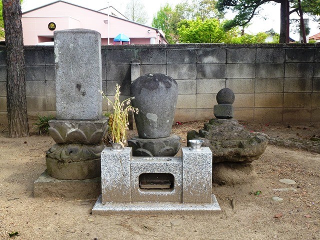 中臣羽鳥連の墓（左）、羊太夫の墓（ 右）（釈迦尊寺）