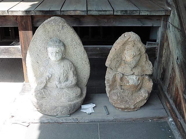常楽寺の薬師如来石像（左）と馬頭観音石像