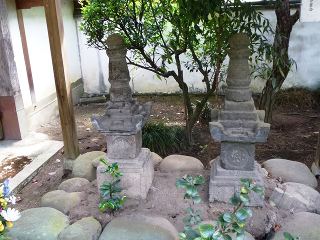 自性寺の宝篋印塔