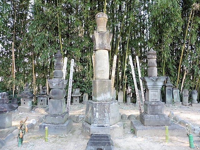 小林出羽守政忠の墓（泉通寺）