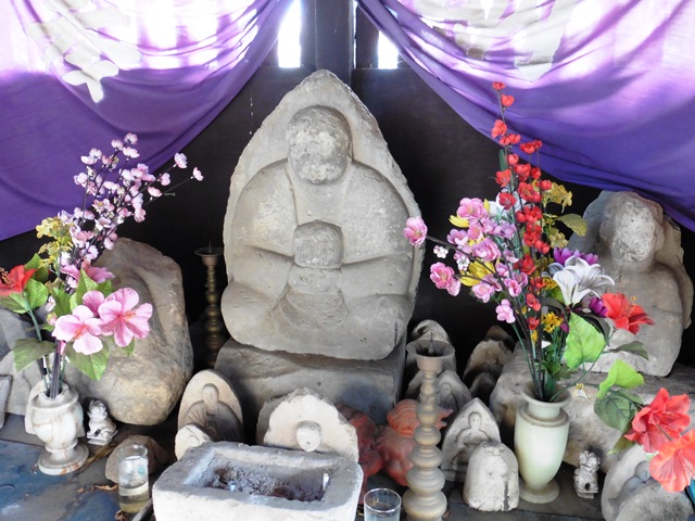 城町薬師堂の石仏（甘楽町）
