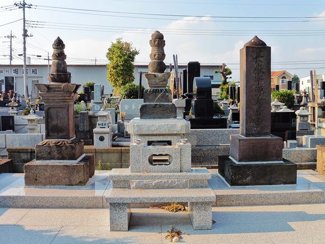 那波宗広の墓（中央）（泉龍寺）