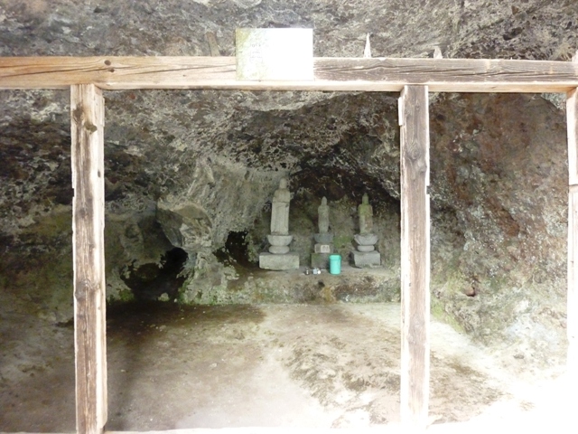 仙人窟の石仏（東吾妻町）