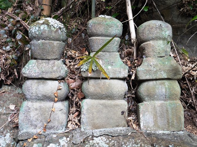 小幡氏供養塔？（興厳寺）