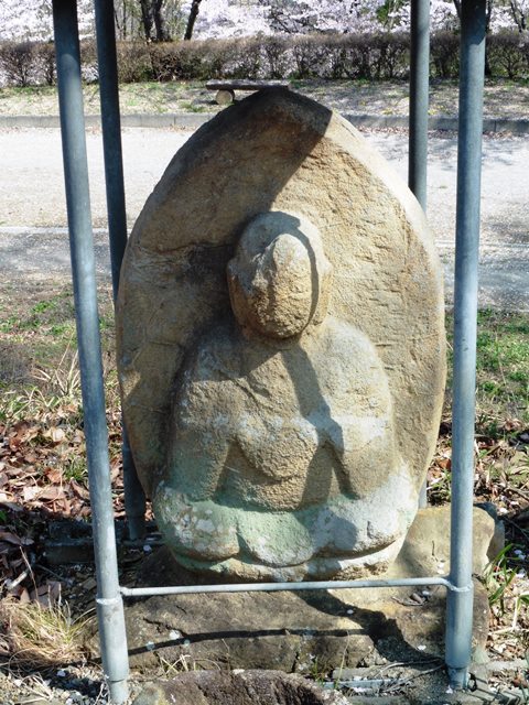 天久沢陣屋城跡の石造地蔵菩薩坐像（吉井町）