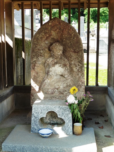 東昌寺の石造薬師如来坐像