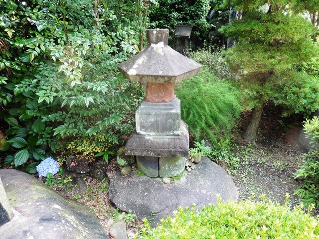 伝・伊勢三郎義盛の墓（常楽寺）