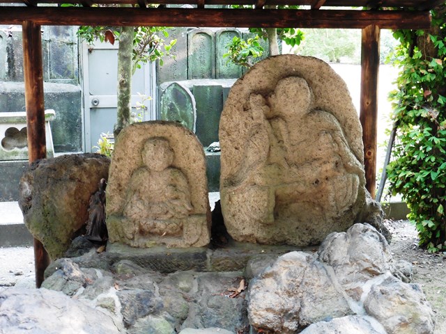 泉龍寺の延命地蔵と薬師如来石像