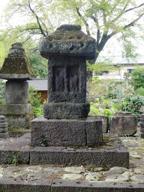 近戸神社の石造六地蔵塔