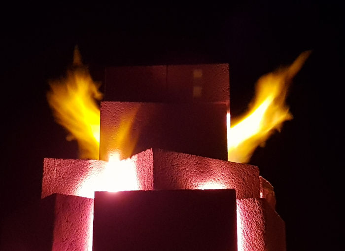 die Spitze des Koksofens erstrahlt leuchtend in der Nacht, www.wuensch-art.de