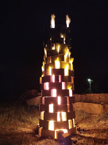 1300°C heiße Glut erleuchtet den Ofen, www.wuensch-art.de