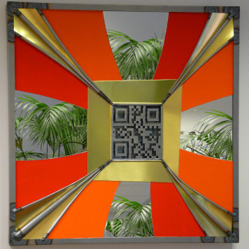 Die Spiegel sind in diesem Wandbild konkav zum zentralen QR-Code aus Stahl angeordnet, www.wuensch-art.de