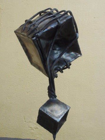 Metall-Skulptur Seelen-Kubus hinter Eisengittern, www.wuensch-art.de