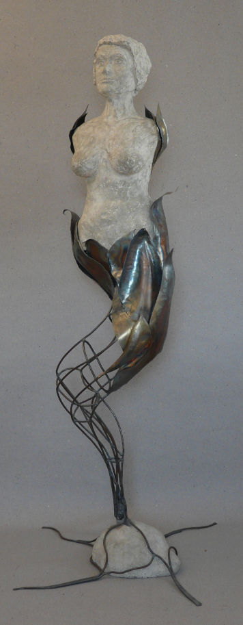 Skulptur aus Stahl und Beton zeigt Menschliches und Florales als eine Einheit, www.wuensch-art.de