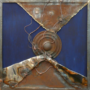 Rostiger Pfad mit eisernem Ziel und Begrenzung aus Edelstahl auf blau gebeiztem Holz, www.wuensch-art.de
