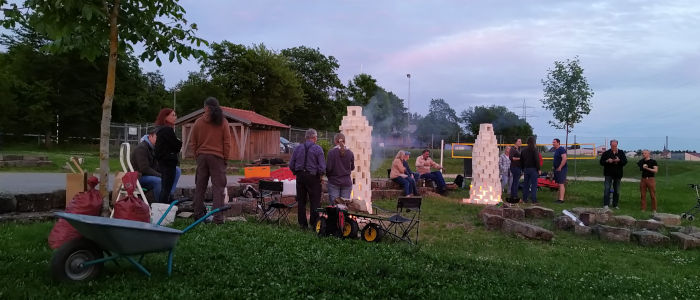 eine Gruppe von Menschen steht um die überlebensgroßen Öfen aus Feuerleichtsteinen, www.wuensch-art.de