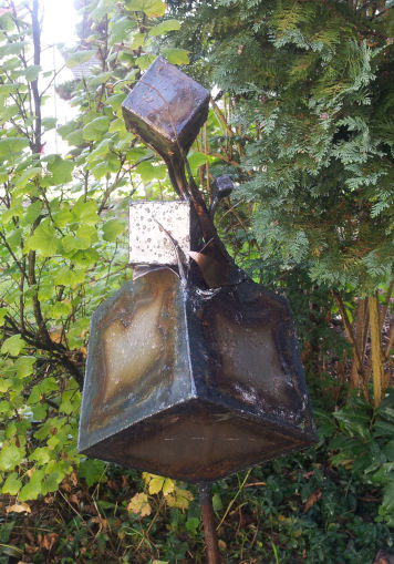 Metall-Skulptur einer Pflanze aus Stahl-Kuben die sich im Regen der Sonne entgegen recken, www.wuensch-art.de