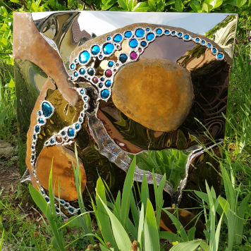 Spiegelnd bunter Edelstahl reflektiert seine Umgebung im Freien, www.wuensch-art.de