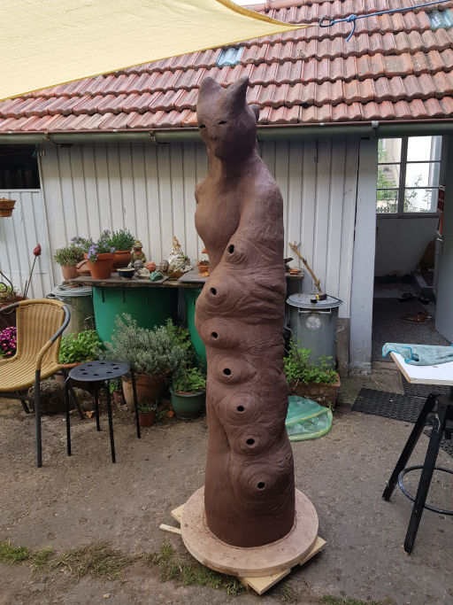 lebensgroßer Engel steht zum Trocknen im Freien unter dem Sonnendach www.wuensch-art.de