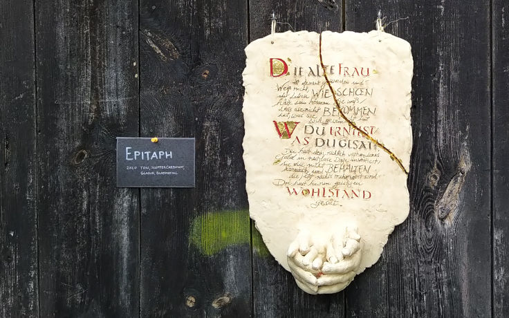 Epitaph am Scheunentor