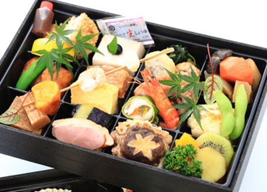 色とりどりの豪華なお弁当の画像