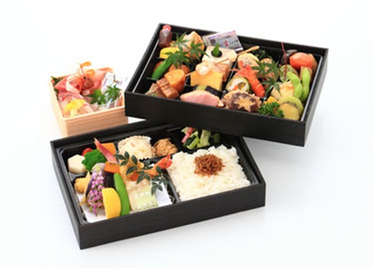 華やかな食材の和風三段弁当