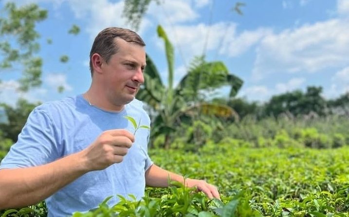 Ya recibió a un Presidente que llegó en helicóptero y ahora al emisario de "Toto" Caputo para explicarle cómo funciona el té y la yerba