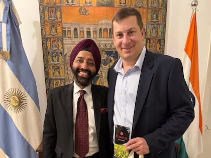 Yonathan Klimiuk, gerente de Klimiuk Infusiones, junto a Mani Manchanda, un empresario indio en la visita que realizo la comisión argentina