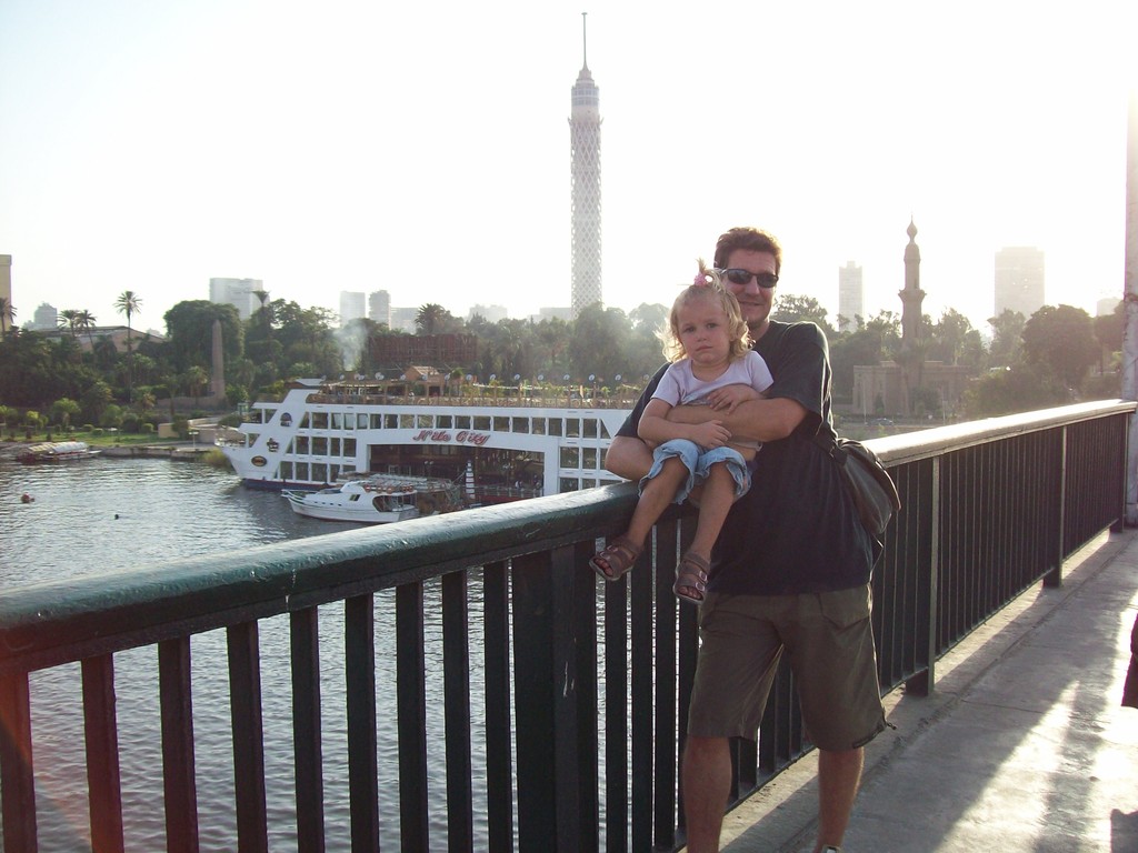Mit Cecile vor dem Kairo-Tower 2008