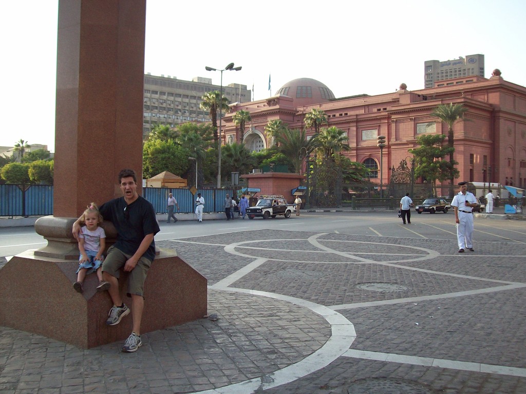 Vor dem ägyptischen Museum Kairo 2008