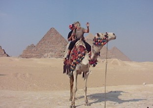 Mit dem Kamel in der Wüste.