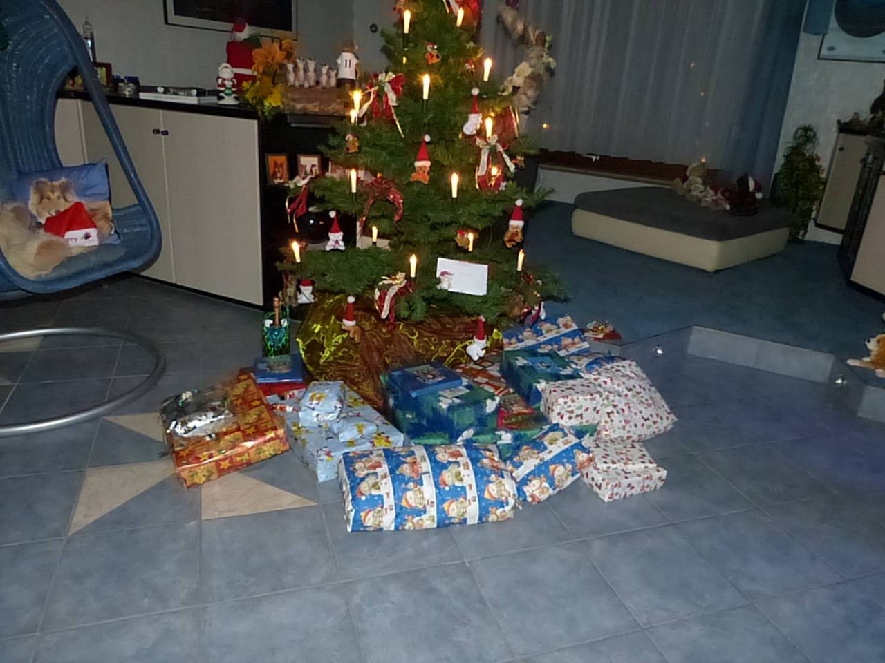 nun war der Weihnachtsmann da und hat Geschenke unter dem Baum gelegt