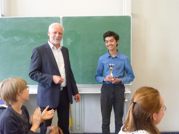 Herr Eckert mit Victor von der Ahe (8. Klasse)