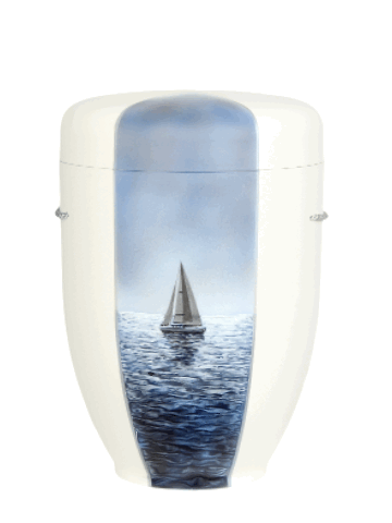 Weiße Urne mit handbemaltem Segelboot-Motiv auf dem Meer, erhältlich bei Löer Bestattungen