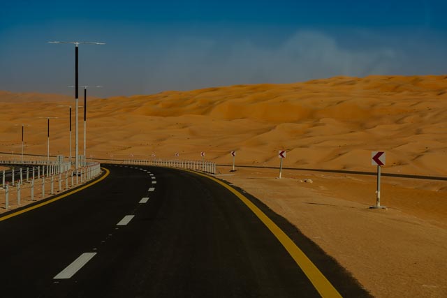 vierspurige Autobahn durch die Dünen