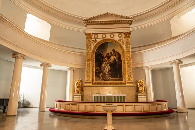 Da es eine lutherische Kirche ist, sehr einfach ausgestattet.