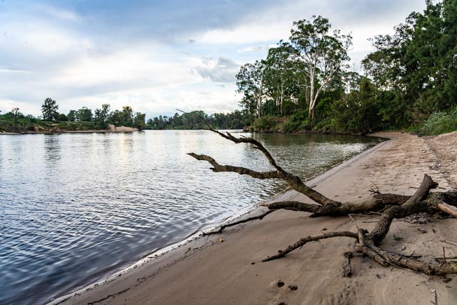 Zum Schluss noch unseren Stellplatz am Fluss