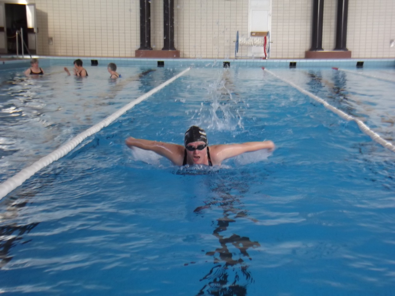 Frau Dr. Jutta Jäger beim Schmetterling schwimmen