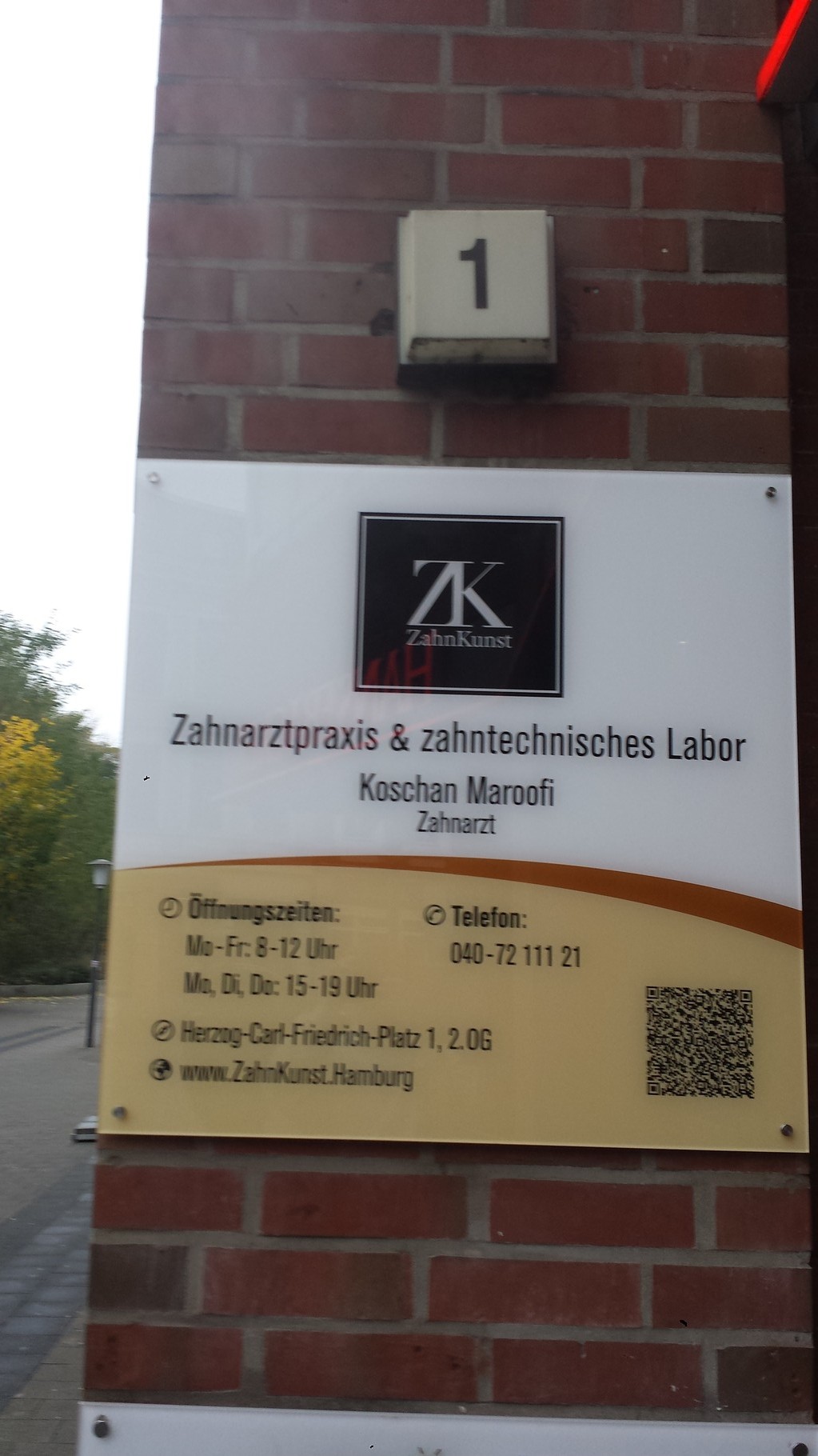 Arztschild mit QR-Code für Kontaktdaten u. Sprechzeiten 