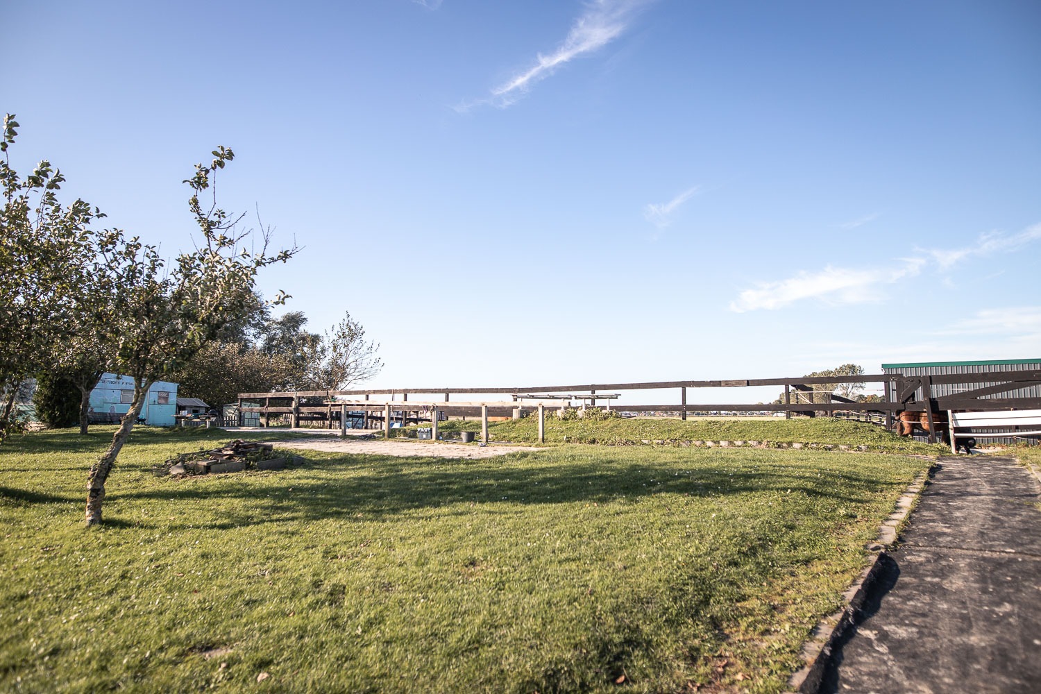 Der Obstgarten mit Putzplatte und Sattelkammer