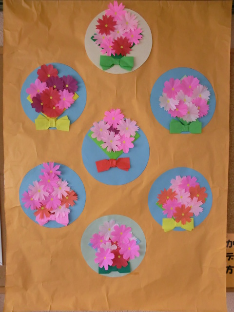かみさぎホームデイサービスの方々の作品。 秋桜がいっぱい! ロビーの壁面に秋がいっぱい!