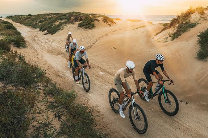Das ARID bleibt seiner Grundidee treu: Es soll sowohl für sportliche Einsätze als auch für lange Bikepacking-Abenteuer geeignet sein. (Fotos: © Hersteller)
