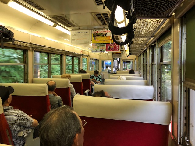 Nahverkehrszug auf dem Weg nach Tatayama