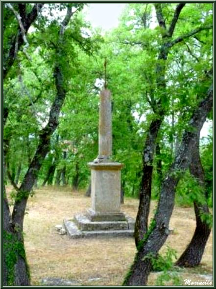 Croix devant de la Chapelle Saint Véran à Goult, Lubéron - Vaucluse (84)