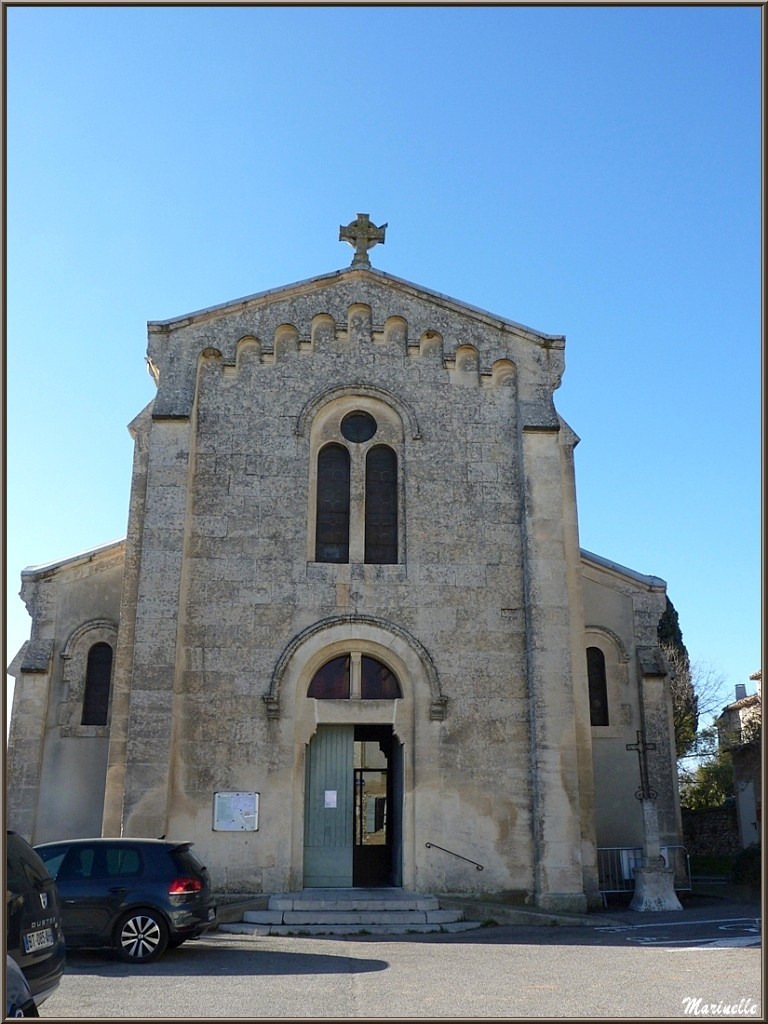 L'église Saint Laurent à l'entrée au village d'Eygalières dans les Alpilles (Bouches du Rhône)