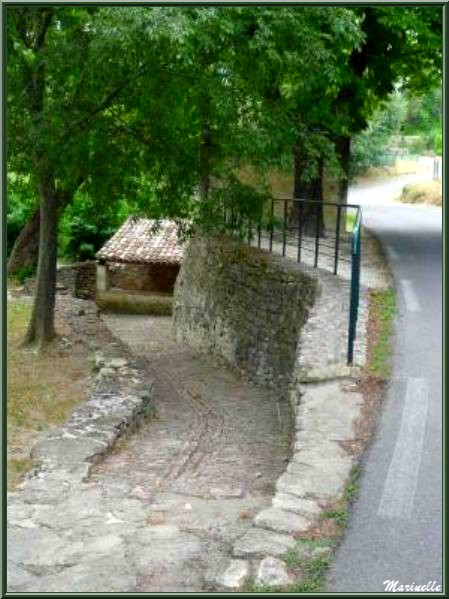 Fontaine et lavoir du bas à "La Ferrade" et sa descente en calade - Goult, Lubéron - Vaucluse (84)  