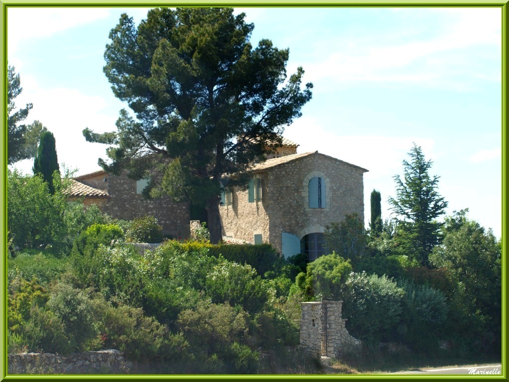 Eygalières et sa chapelle Sainte Sixte, Alpilles, Provence (13) Site