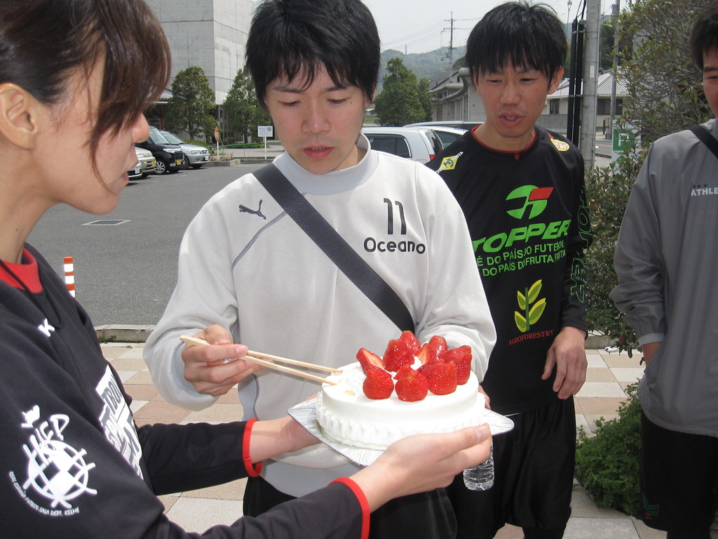 2010年4月　淡路島合宿　サプライズバースデーケーキ　なぜか誕生日の人がケーキ持ってますw