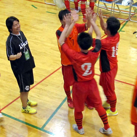 2011年5月8日　男子府リーグ第2節　勝利のハイタッチ！