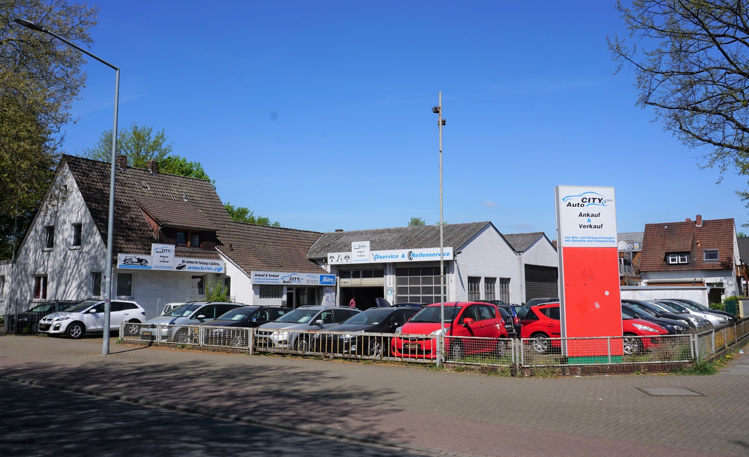 Zweifamilienhaus + Gewerbefläche in Peine